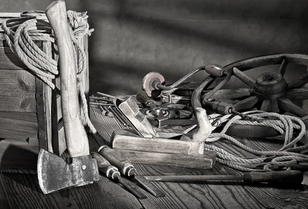 Natureza morta com ferramentas antigas — Fotografia de Stock