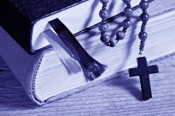 Biblia y rosario — Foto de Stock