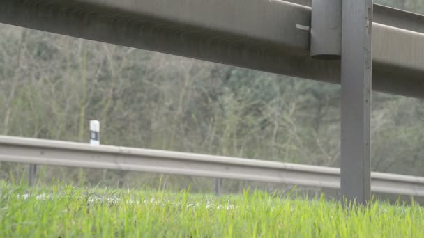 Una barrera de choque y carretera con camión en marcha — Vídeos de Stock