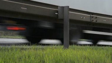 bir kaza bariyer ve kamyon gidiyor ile yol kenarında