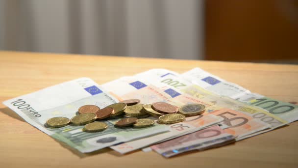 Euro-Geld, Mann nimmt Geld vom Tisch. — Stockvideo