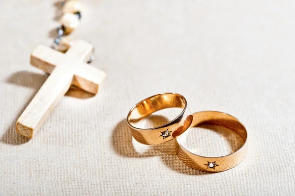 Esküvő gyűrű és a kereszt — Stock Fotó