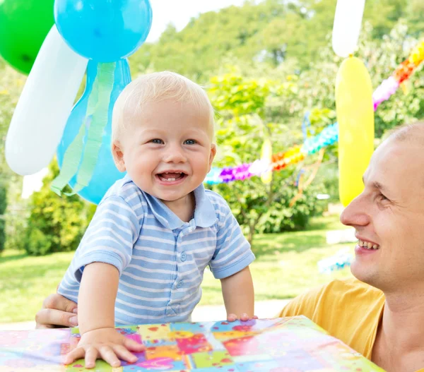 Genç aile kutlanan doğum günü — Stok fotoğraf