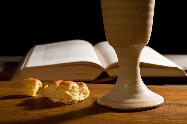 Biblia con pan y cáliz — Foto de Stock