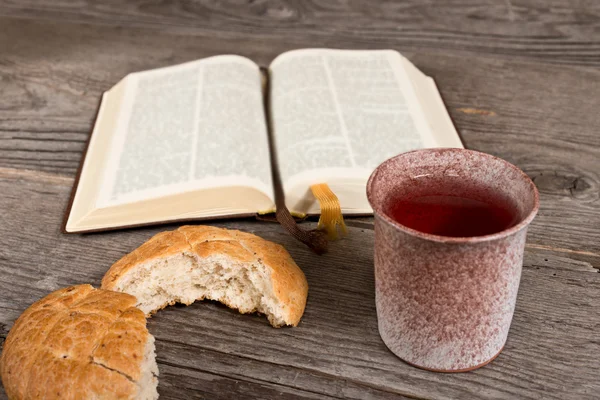 Bibel mit Brot und Kelch — Stockfoto