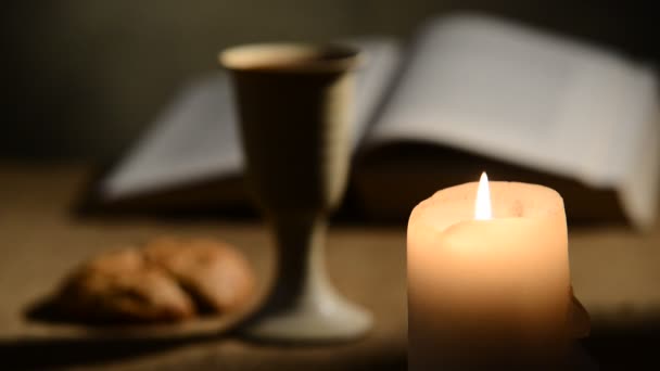 Bougie flamboyante et calice de vin 