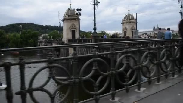 Banco di fiume con Castello di Praga — Video Stock