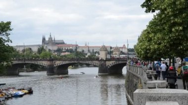 Riverbank Prag Kalesi ile