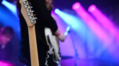 gitarist rock konserinde
