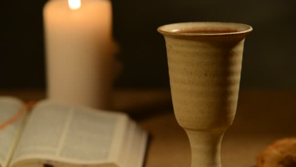 支点燃的蜡烛和圣杯的酒 — 图库视频影像