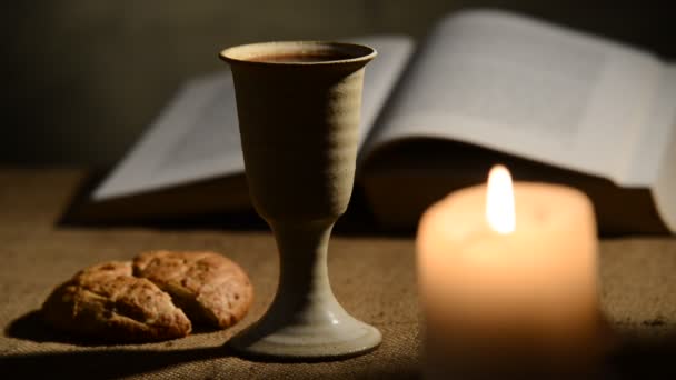 Bougie flamboyante et calice de vin 