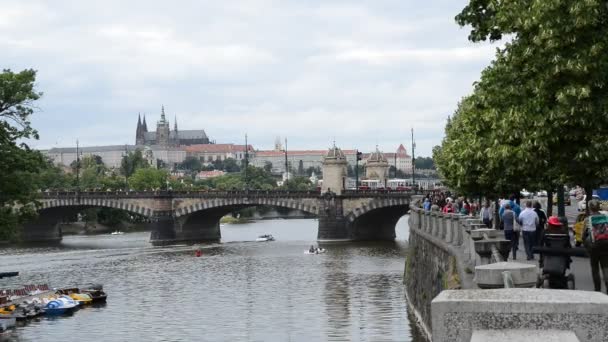 Riverbank con Castillo de Praga — Vídeo de stock