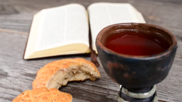 Bible avec calice et pain 