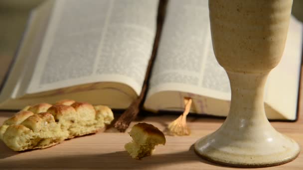 Bibel mit Kelch und Brot — Stockvideo