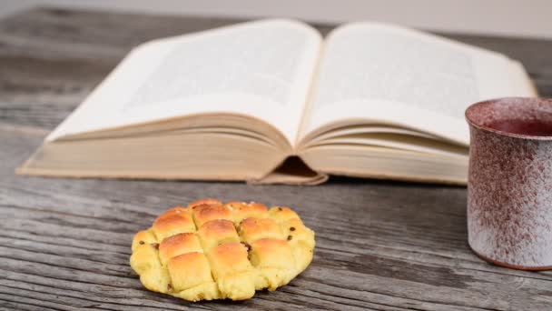 Bibbia con calice e pane — Video Stock