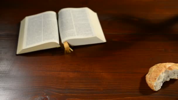 Biblia con cáliz y pan — Vídeo de stock