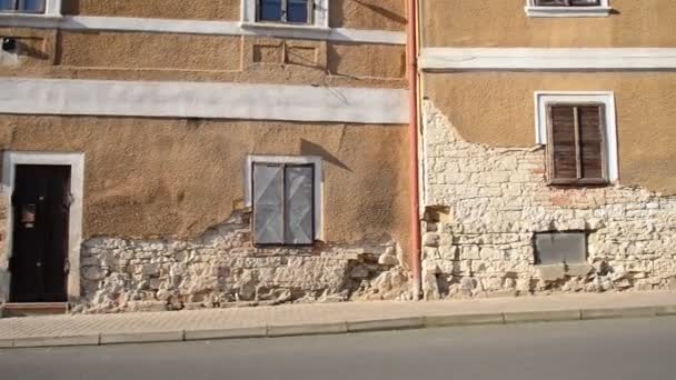 Passeio em torno do edifício de pedra velho — Vídeo de Stock