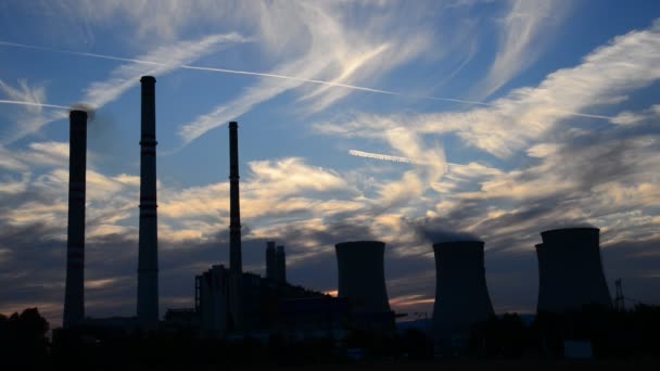 Silhouette della centrale elettrica al tramonto — Video Stock