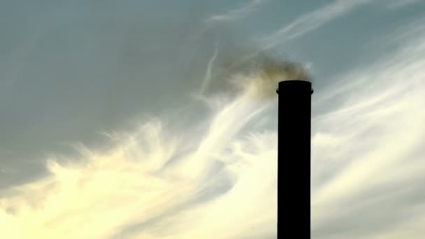 Detalle de la chimenea de la central eléctrica al atardecer — Vídeos de Stock