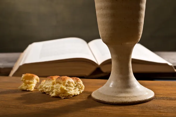 Bijbel met brood en kelk — Stockfoto