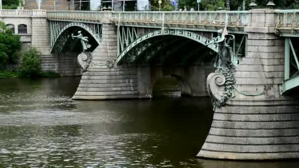 Żeglugi na rzece Wełtawie w Pradze — Wideo stockowe