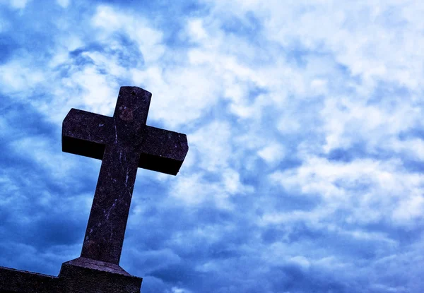 Крест с небом — стоковое фото