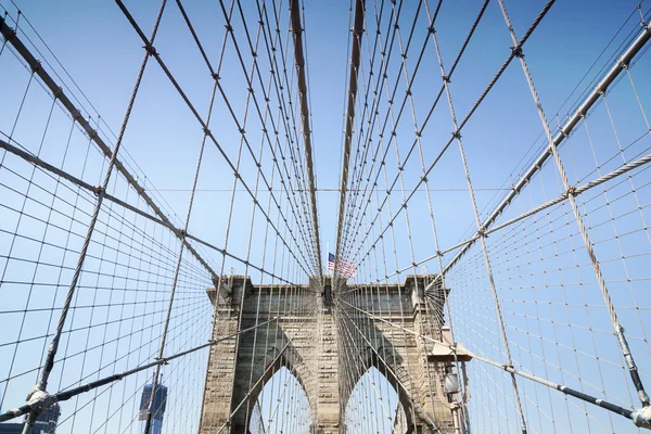 Ponte de Brooklyn com bandeira americana — Fotografia de Stock