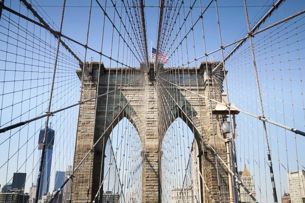 Puente de Brooklyn con bandera americana — Foto de Stock