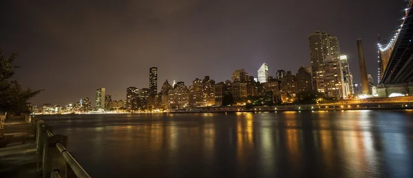 New York bei Nacht - mitten in Manhattan — Stockfoto