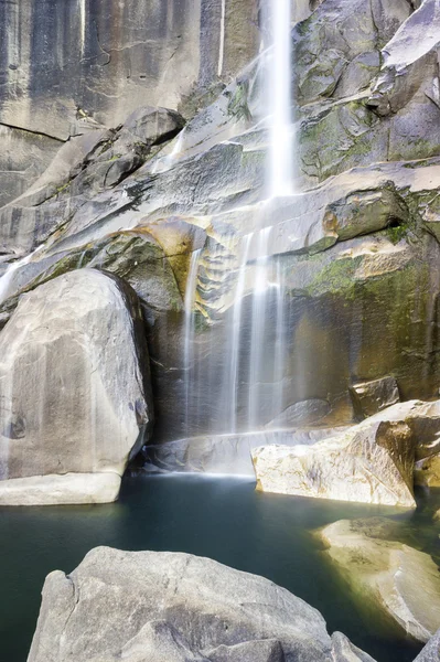 ヨセミテ国立公園内の滝 — ストック写真