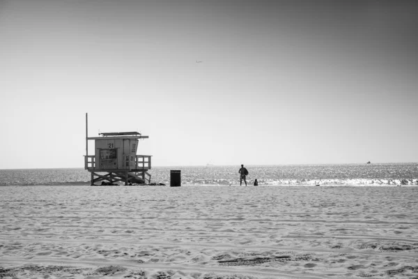 Estação Lifeguard e dois homens, Venice Beach, Los Angeles, EUA — Fotografia de Stock
