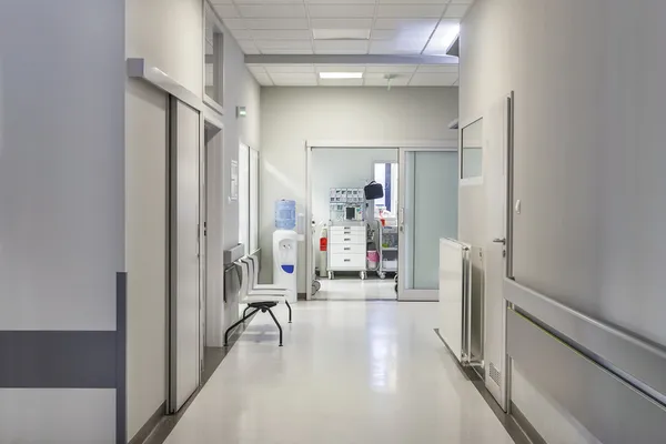 Sjukhuskorridor med stolar — Stockfoto