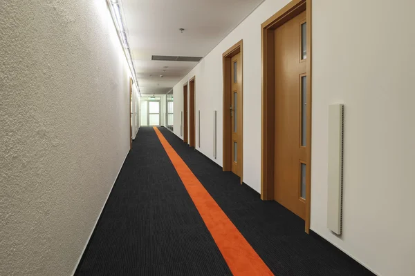 Nuevo corredor con puertas a la oficina — Foto de Stock