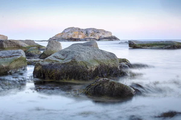 Norveç'te kayalık sahil şeridi — Stok fotoğraf