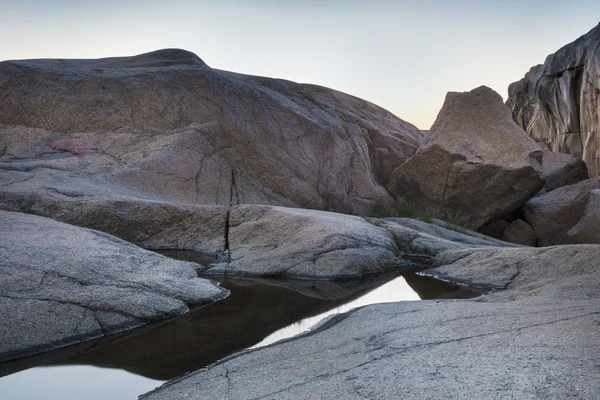 Enormes rocas creando costa rocosa en Noruega — Foto de Stock