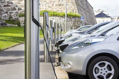elektrikli otomobil elektrik takılı