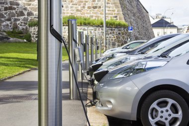 elektrikli otomobil elektrik takılı