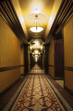 uzun art deco koridor