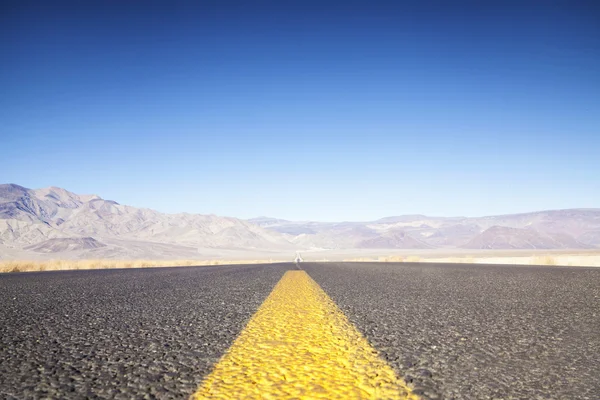 Highway And Mountains At SunsetHighway Toward Death Valley, Cali — Stock Photo, Image