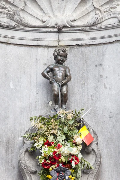 Manneken Pis patsas Brysselin keskustassa . — kuvapankkivalokuva