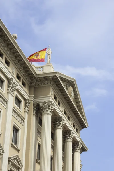 Edifício com bandeira espanhola acenando — Fotografia de Stock