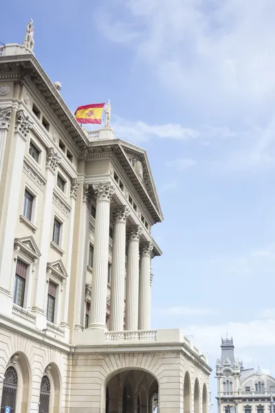 İspanyol bayrağı sallayarak ile bina — Stok fotoğraf