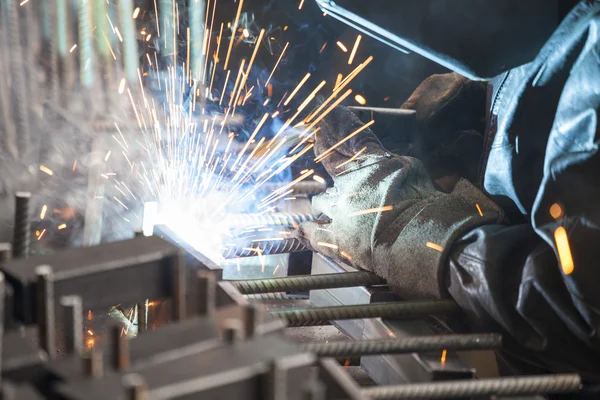 Industrial worker welding — Stock Photo, Image