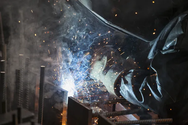 Industrial worker welding — Stock Photo, Image