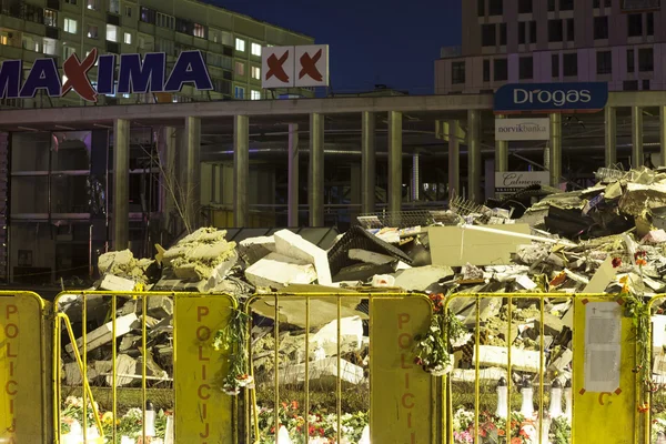 O telhado do supermercado desabou em Riga, Letónia, Europa — Fotografia de Stock