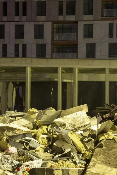 Lixo ou entulho em frente à área residencial — Fotografia de Stock