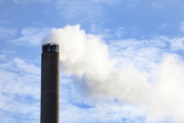 Mavi gökyüzü ve egzoz dumanı