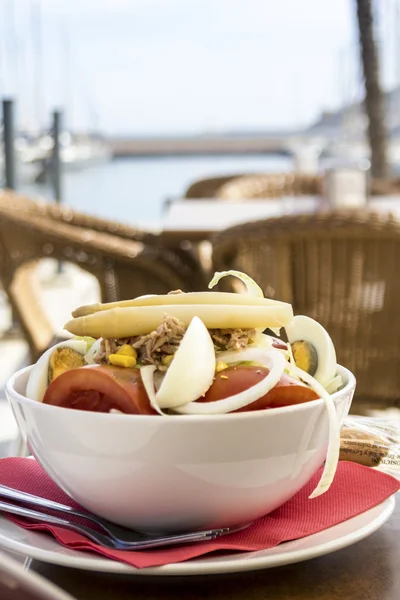 Insalata di tonno in un ristorante — Foto Stock