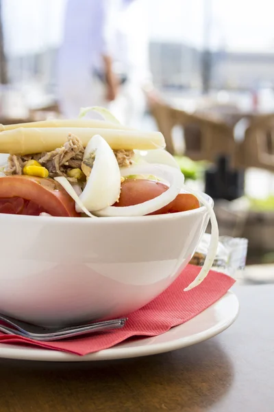 Tonijnsalade in een restaurant — Stockfoto