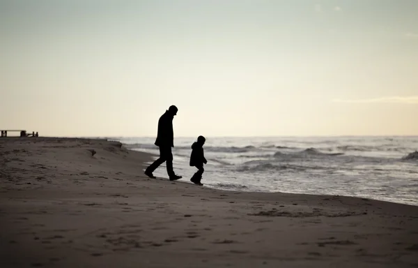 Promenade d'automne sur une plage — Photo